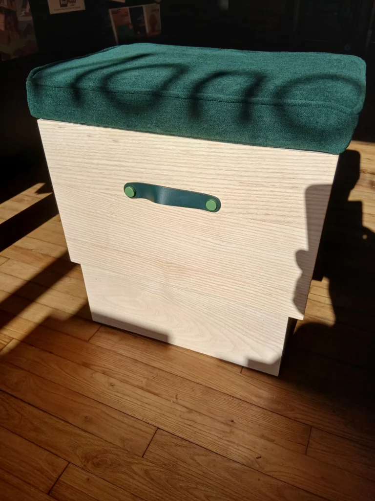 assise sur mesure à mettre sous une bibliothèque avec tissus vert